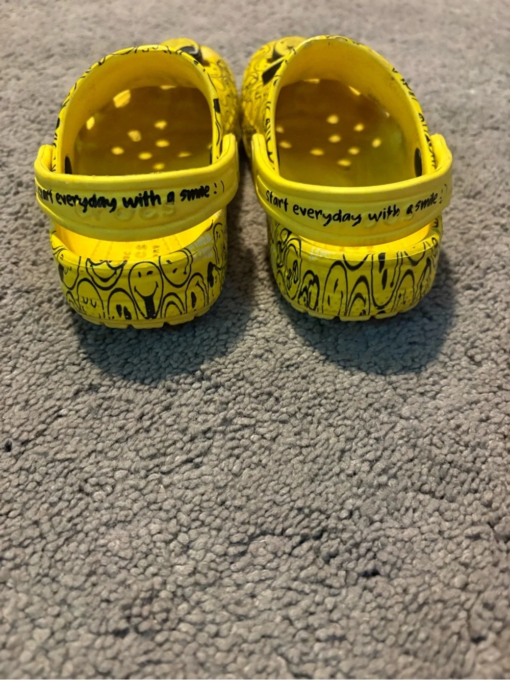 Smiley world crocs collab 10c